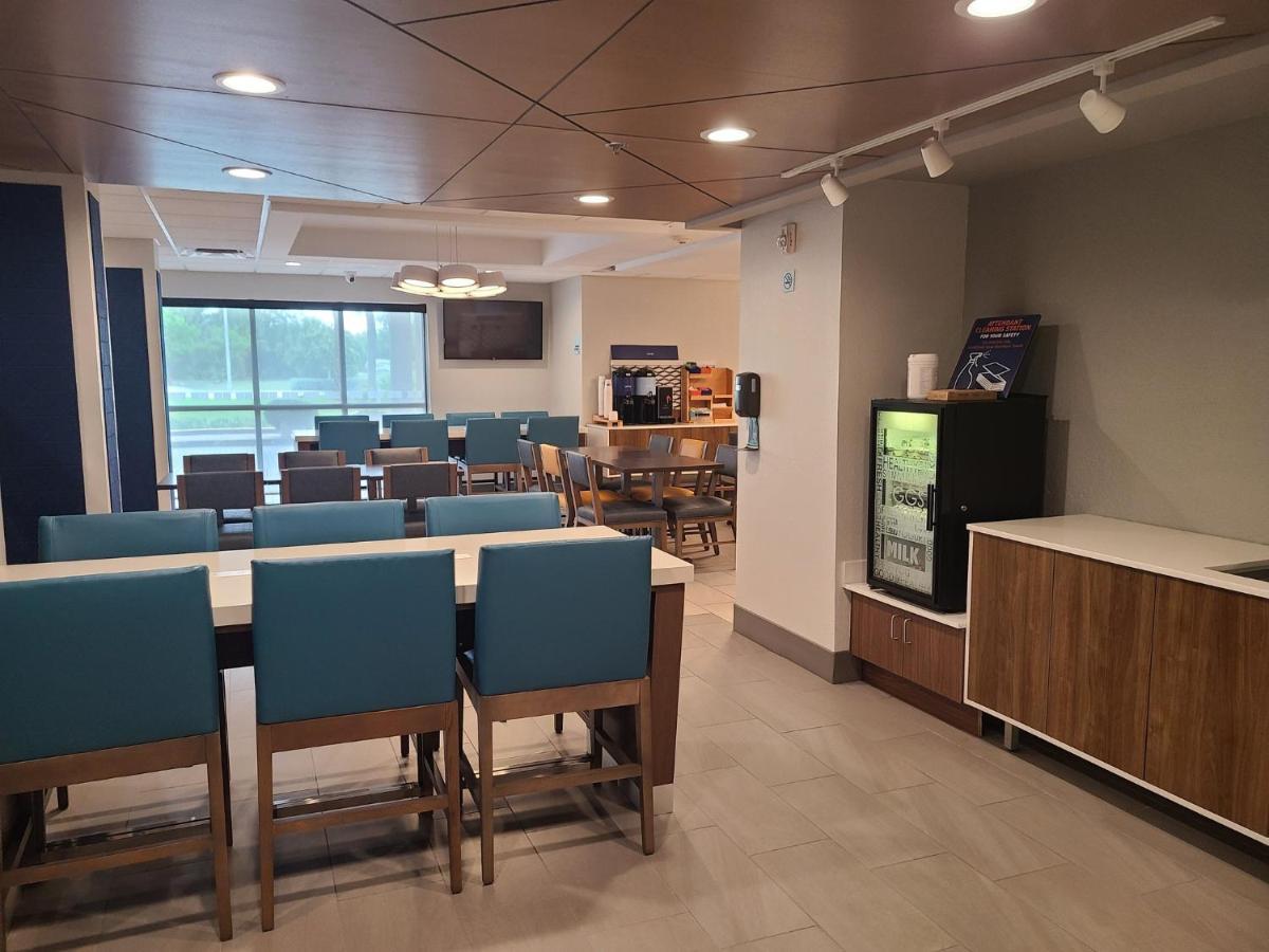 Holiday Inn Express Fort Lauderdale North - Executive Airport By Ihg Экстерьер фото