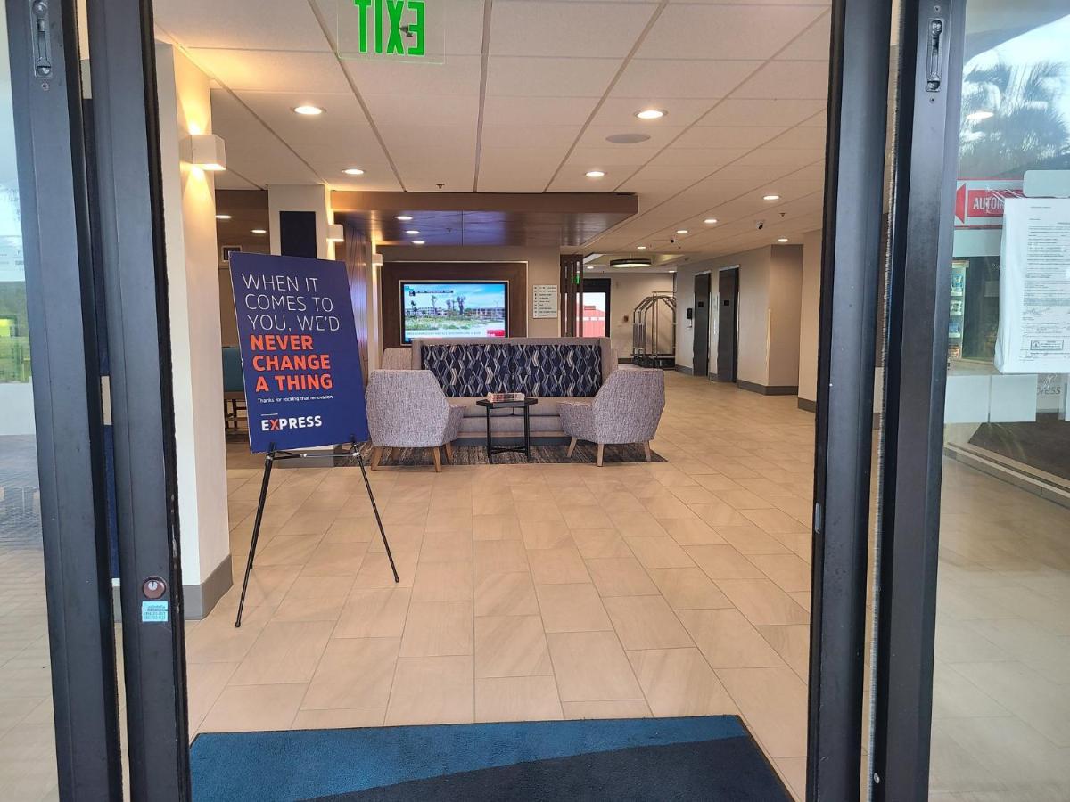 Holiday Inn Express Fort Lauderdale North - Executive Airport By Ihg Экстерьер фото