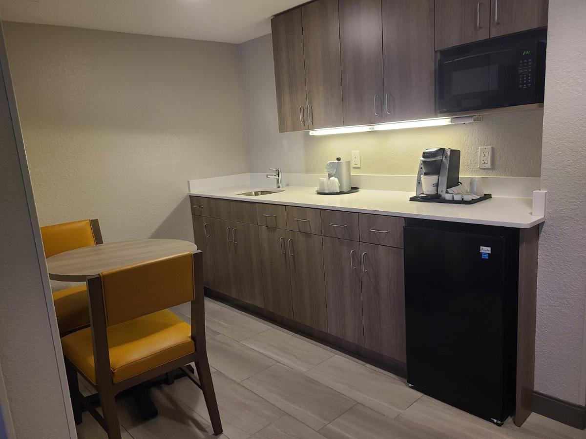 Holiday Inn Express Fort Lauderdale North - Executive Airport By Ihg Экстерьер фото