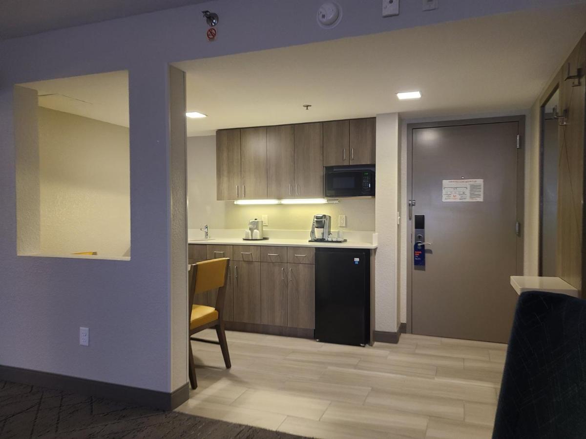 Holiday Inn Express Fort Lauderdale North - Executive Airport By Ihg Экстерьер фото